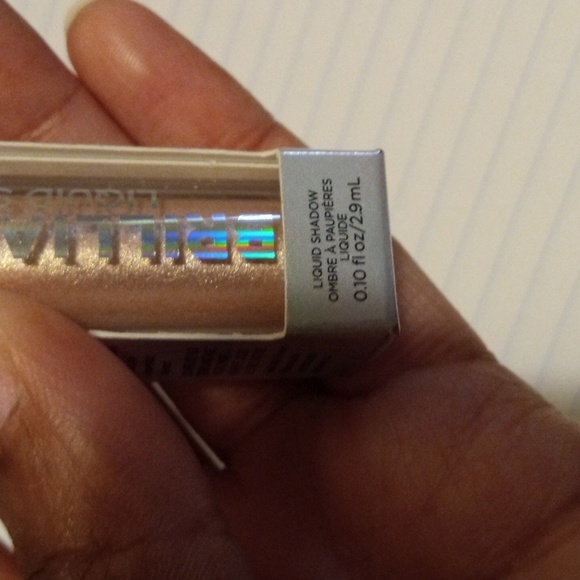 L'Oreal Paris *Brilliant Eyes* Liquid Eye Shadow - Picture 2 of 5